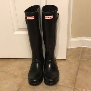 Size 9 Black Hunter boots with red hunter socks